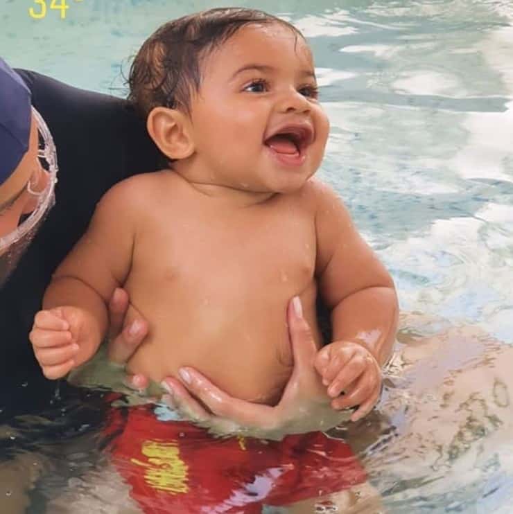 Bebê da cantora Marília Mendonça na natação