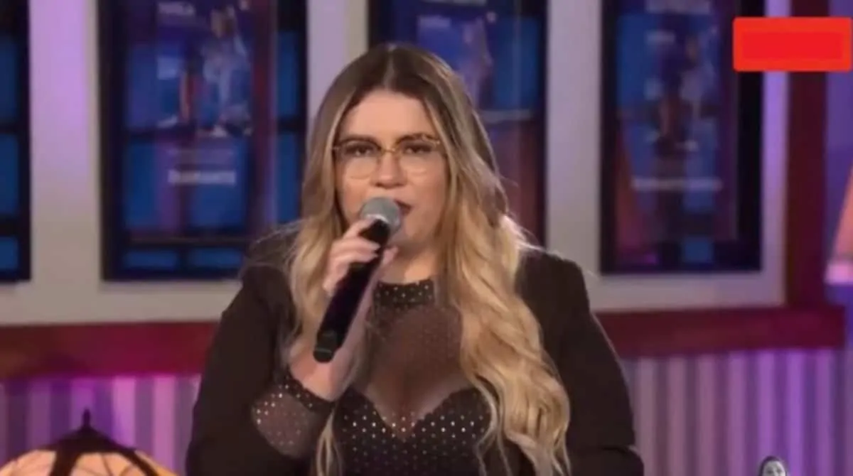 Marília Mendonça mostrou a barriga de fora na sua live