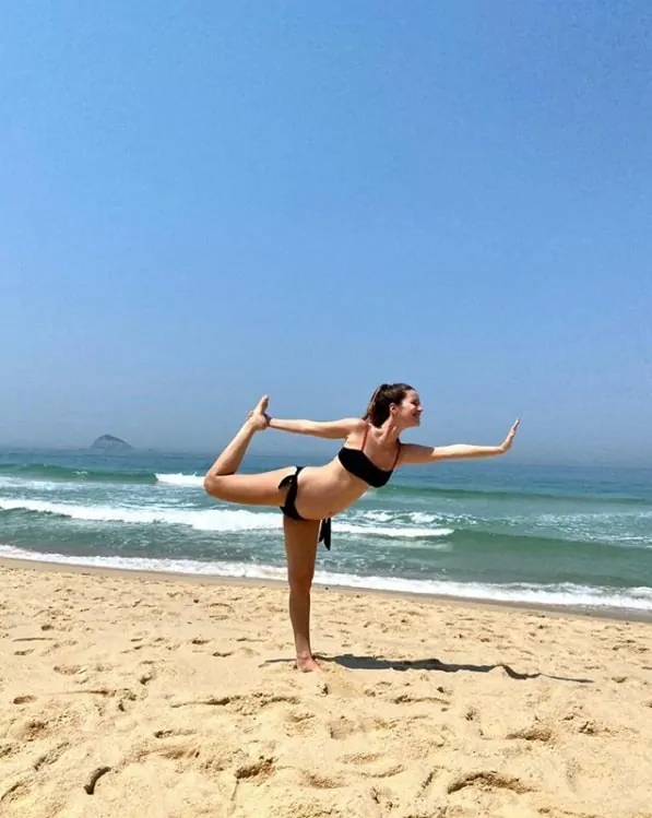 Nathalia Dill praticando ioga durante a gravidez