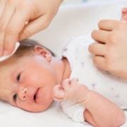 Confira os principais cuidados com a pele do recém-nascido