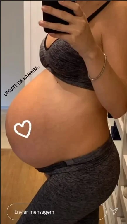 Sthefany Brito mostrando o barrigão de grávida
