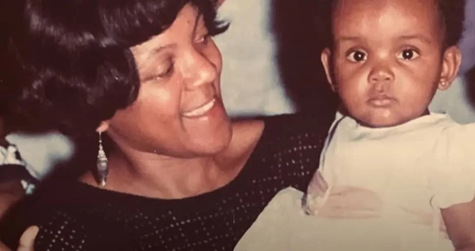 Thelma Assis em foto da infância com a mãe