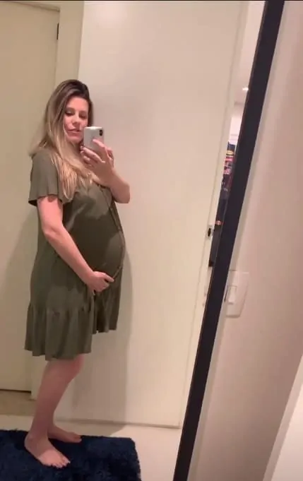Esposa de Tiago Leifert mostrando sua barriga de nove meses de gravidez