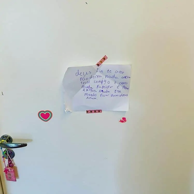 Bilhete na porta do quarto da filha de Angélica que foi escrito pela pequena