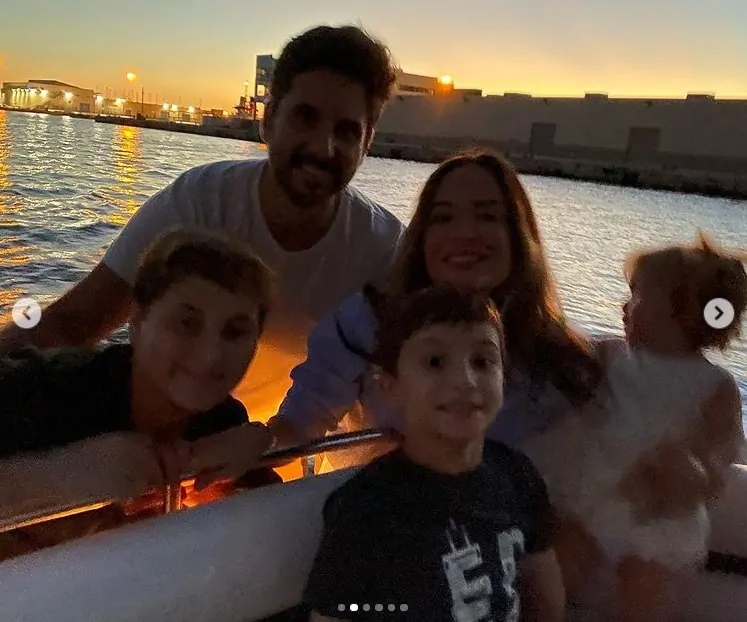 Claudia Leitte ao lado do marido e de seus filhos