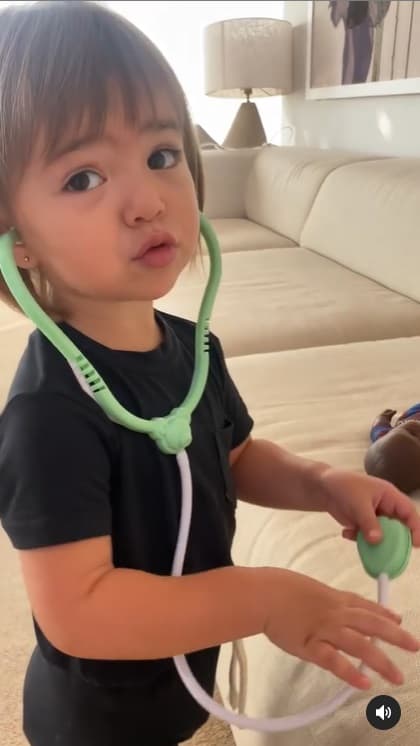 Filha de Sabrina Sato e Duda Nagle em sua brincadeira