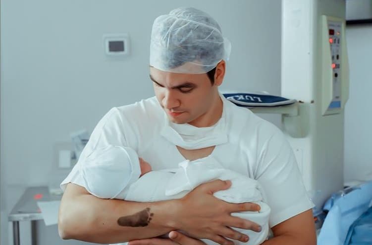 Luccas Neto e seu bebê recém-nascido