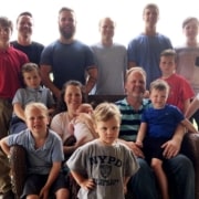 A mãe Kateri com seus 14 meninos e sua menina