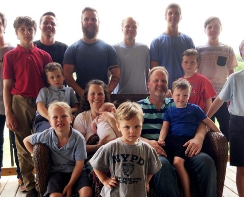 A mãe Kateri com seus 14 meninos e sua menina