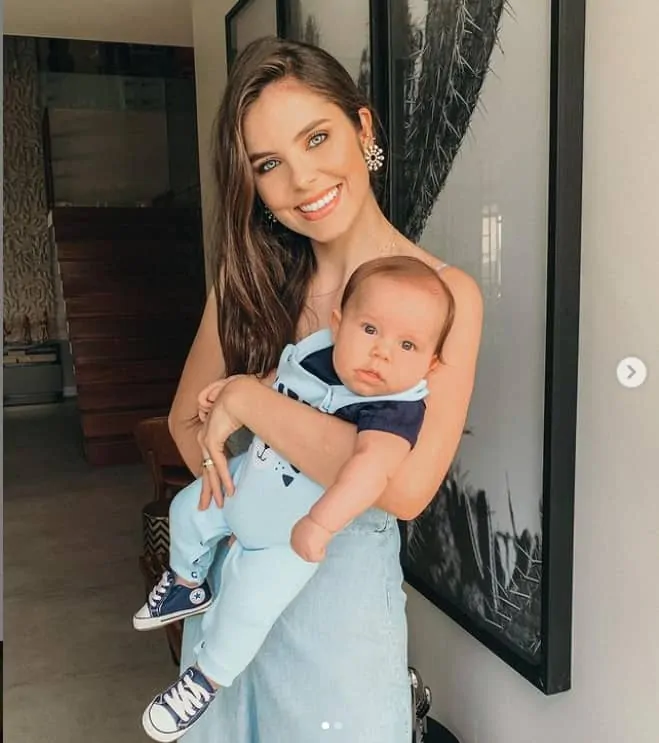 Débora Silva e seu bebê com o cantor Mano Walter