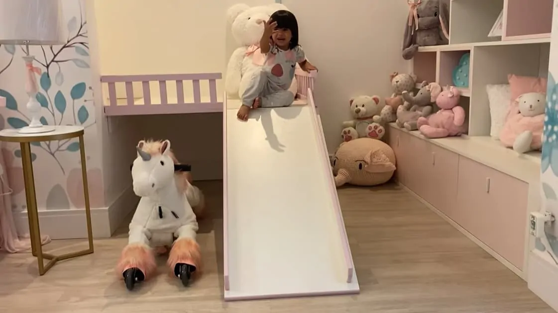 Escorregador que fica no quarto da bebê de Mayra Cardi