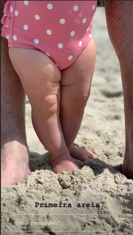 A filha caçula de Pedro Bial conhecendo a praia