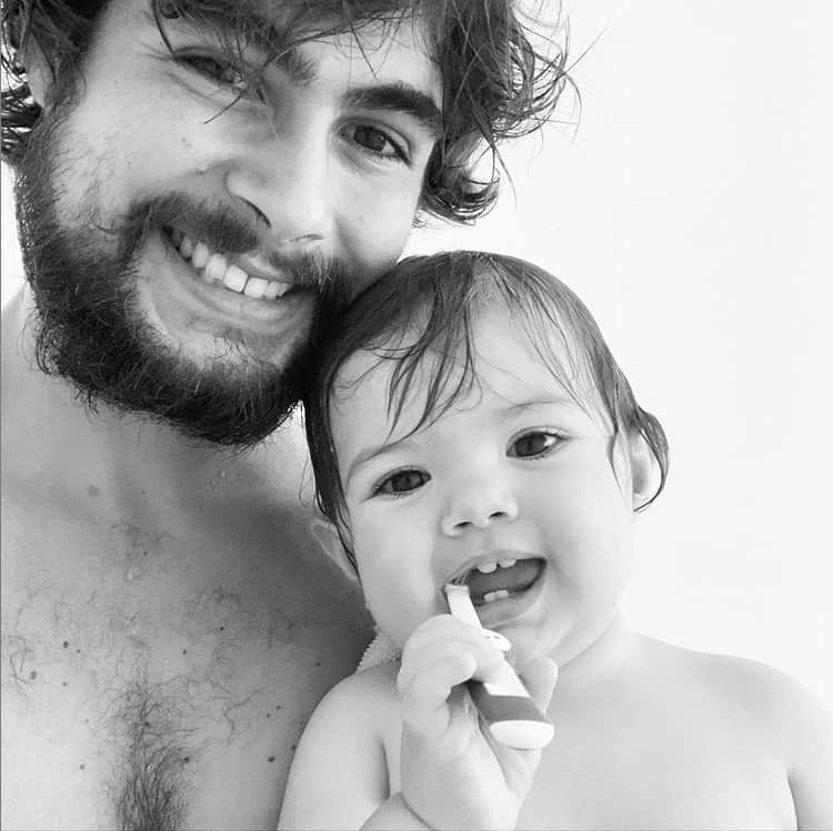 Rafael Vitti e a filha escovando os dentes