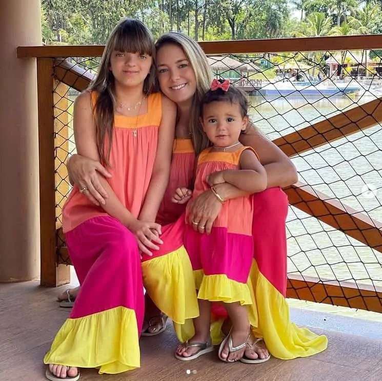 Ticiane Pinheiro e suas filhas com roupas iguais