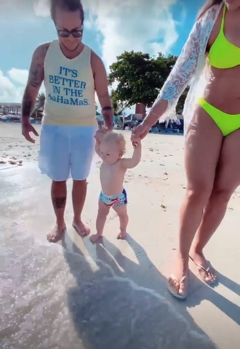 Thammy Miranda e Andressa Ferreira com seu bebê na praia
