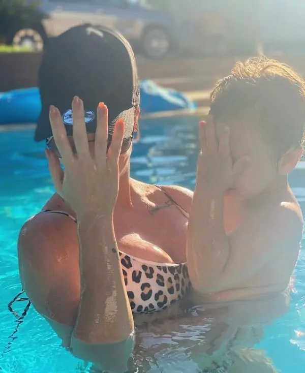Andressa Suita com o filho na piscina