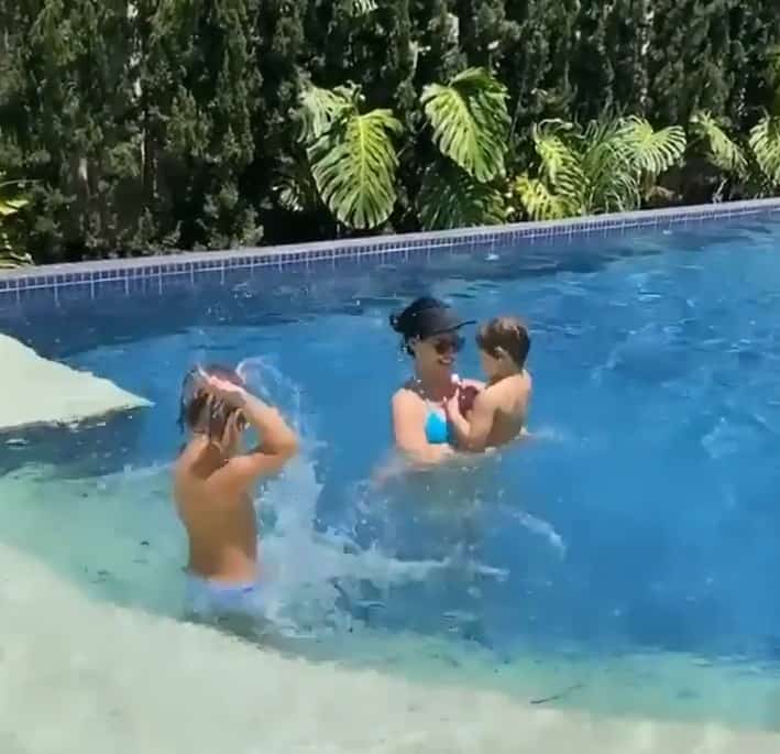 Andressa Suita com seus filhos na piscina