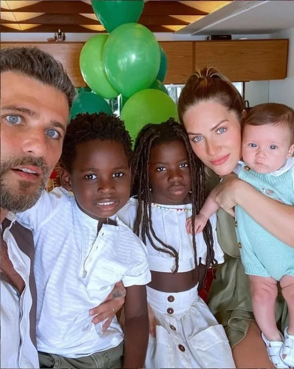 Bruno Gagliasso e Giovanna Ewbank posaram com seus filhos Titi, Bless e Zyan