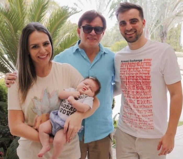 Chitãozinho, Sophia, Aline Lima e Rafael Longuine na mansão do cantor em Campinas