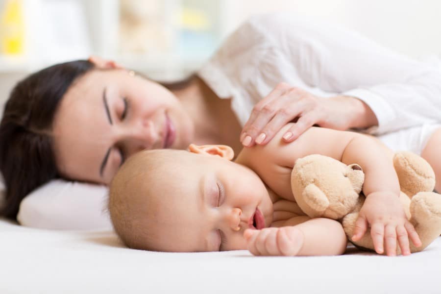 Descansar também está entre das dicas de como aumentar o leite materno