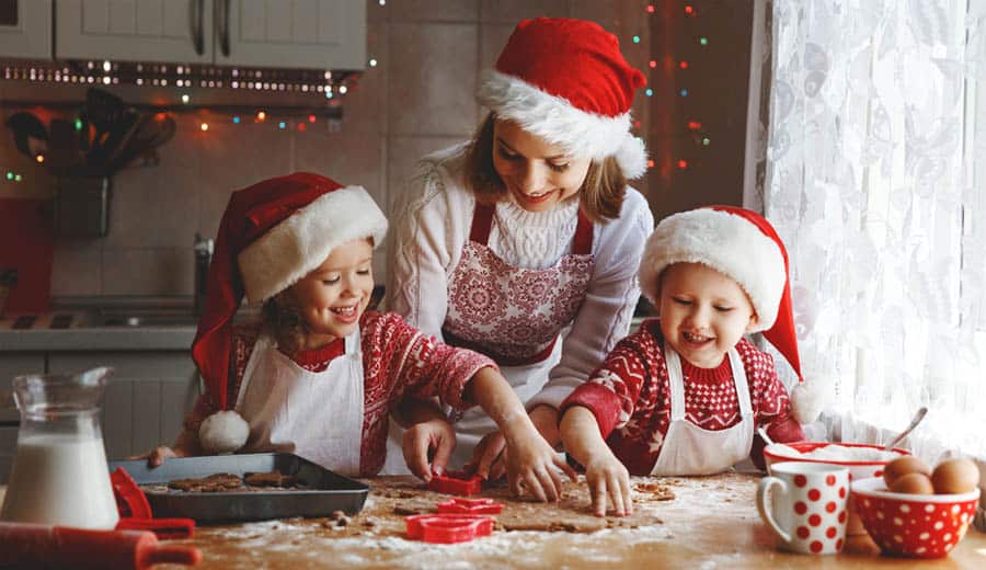 Fazer biscoitos pode divertir as crianças no Natal