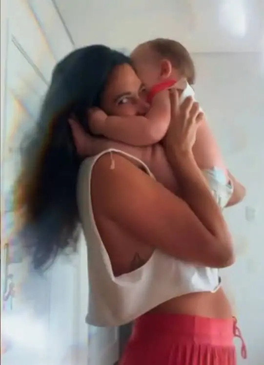 Giselle Itié e seu bebê de nove meses