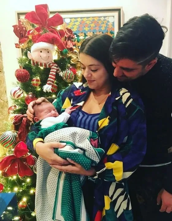 Marcelo Adnet com sua filha recém-nascida