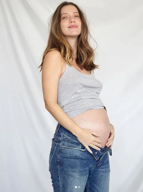 Nathalia Dill em um ensaio na reta final da gravidez