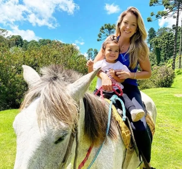 A apresentadora Ticiane Pinheiro andou a cavalo com a filha Manu