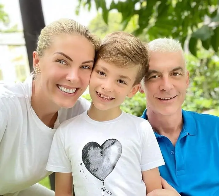 Ana Hickmann junto com seu marido e filho