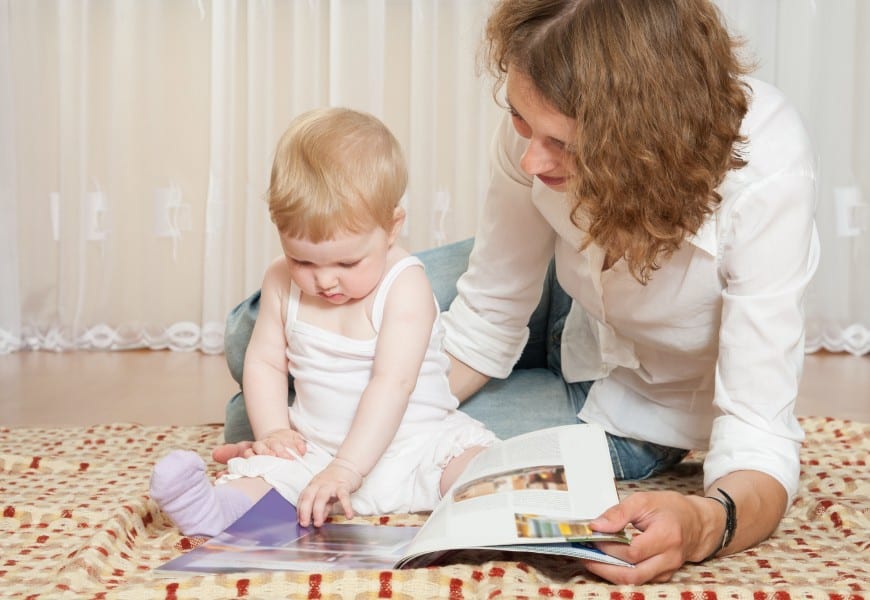 A coordenação motora infantil pode ser estimulada de forma simples – como manusear as páginas de uma revista, por exemplo