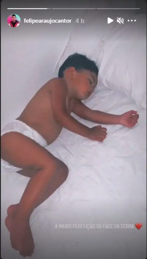 O sertanejo Felipe Araújo mostrou o filho dormindo