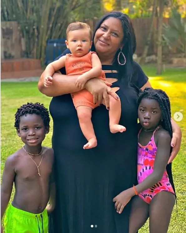Giovanna Ewbank mostrou a babá com os três filhos