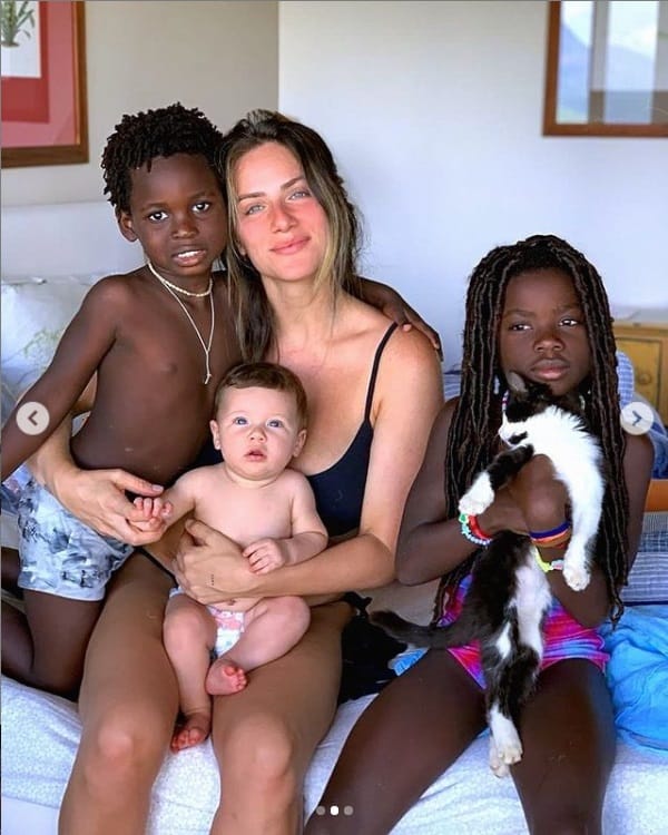 Giovanna Ewbank em foto com seus filhos