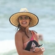 A atriz Juliana Paes estava na praia com os filhos e o marido