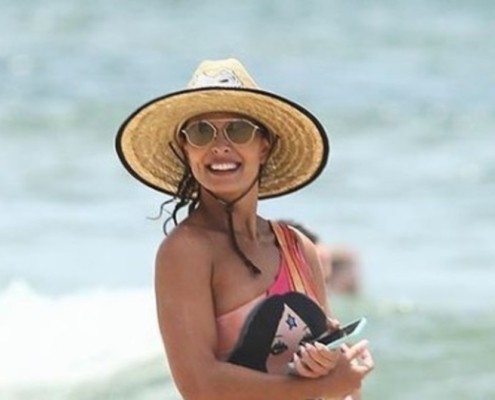 A atriz Juliana Paes estava na praia com os filhos e o marido