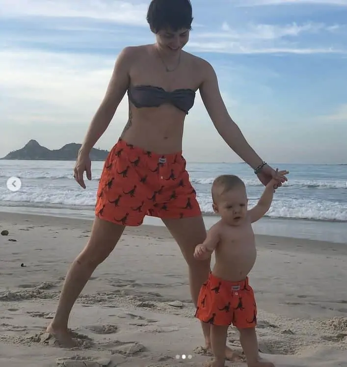 Letícia Colin com seu bebê e roupinhas iguais