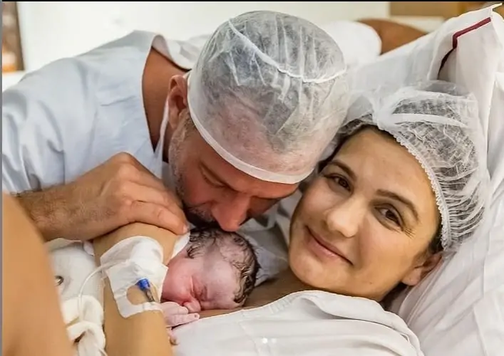Malvino Salvador e Kyra Gracie com seu bebê