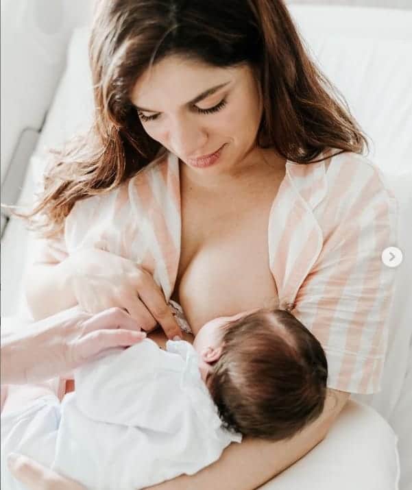 Sabrina Petraglia com a filha de um mês Maya