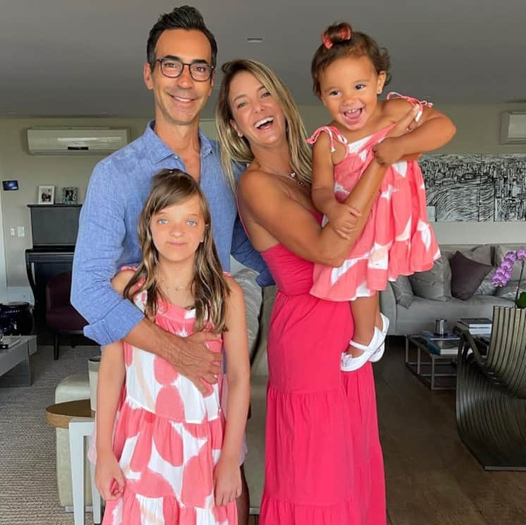 Ticiane Pinheiro junto com o marido e as duas filhas