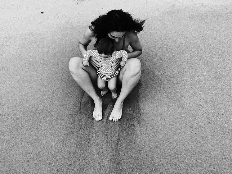 Débora Nascimento com a filha na praia