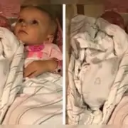 Assim que viu a irmã, a bebê engatinhou até o berço