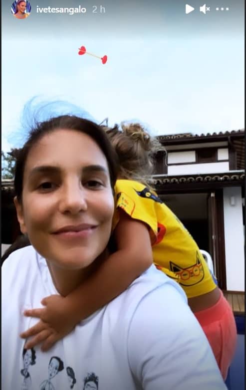 Ivete Sangalo com uma das gêmeas com Daniel Cady