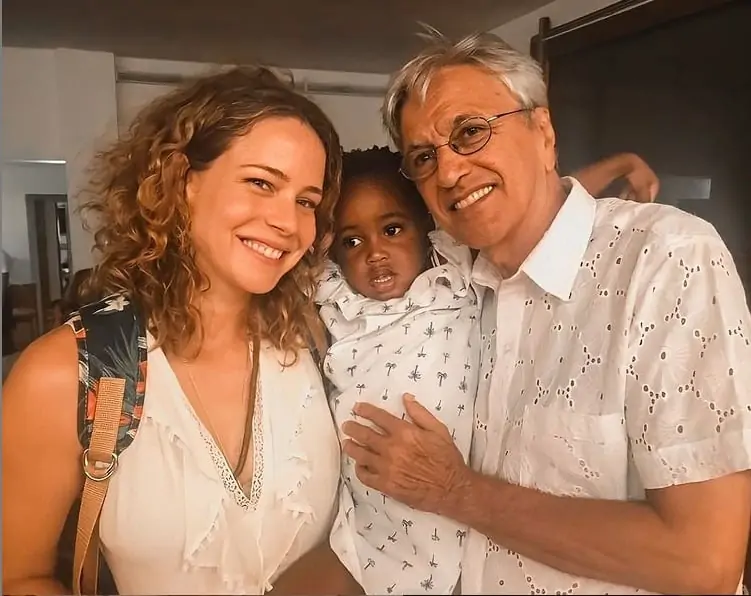 Leandra Leal com a filha e Caetano Veloso