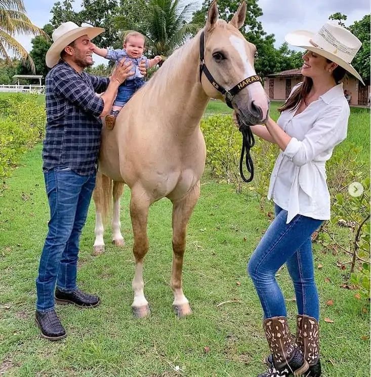 Mano Walter com a esposa e o seu bebê