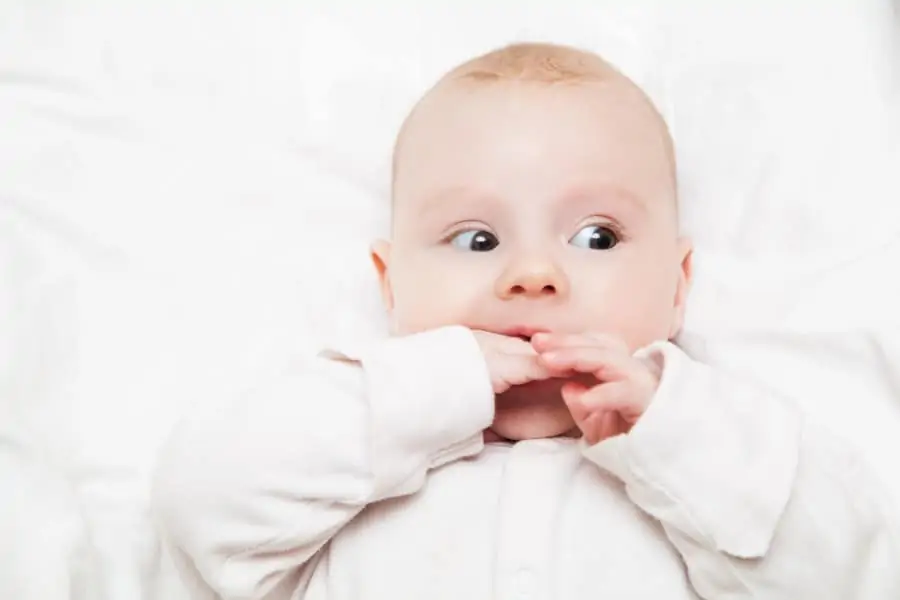 Até mesmo chupar os dedos é considerado um dos saltos de desenvolvimento do bebê