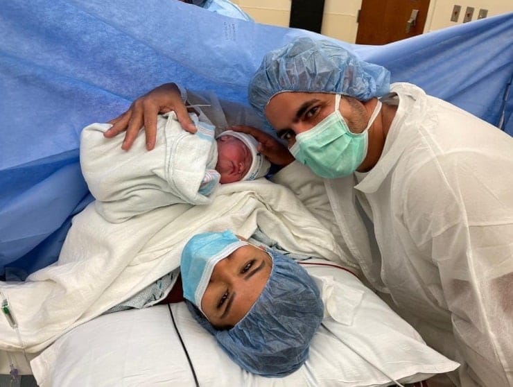 Simone com seu marido e sua filha recém-nascida