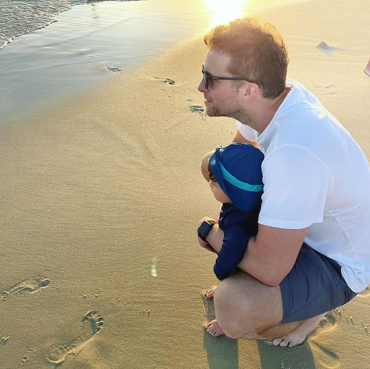 Thiago Fragoso na primeira vez com o filho na praia