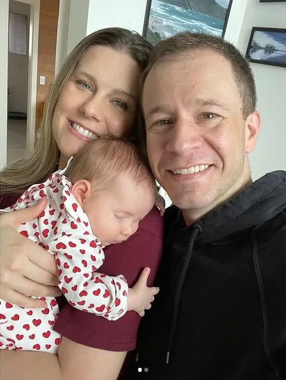Tiago Leifert com sua bebê e a esposa