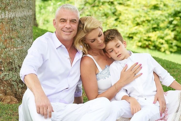 Ana Hickmann com seu marido e filho